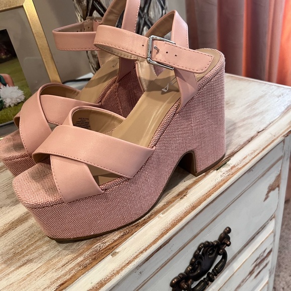 Soda brand pale pink shoes. - Picture 1 of 1